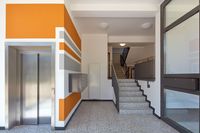 Treppenhausgestaltung in Hagen mit Podestlackierung und kreativer Wandgestaltung